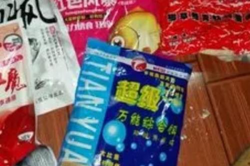 低温钓草鱼适合用哪种饵料，蚯蚓、红虫、商品饵皆为适宜选择