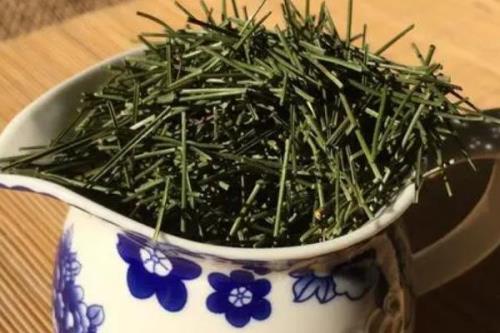 松针茶怎么制做，先用开水打湿松针再冲泡至杯满